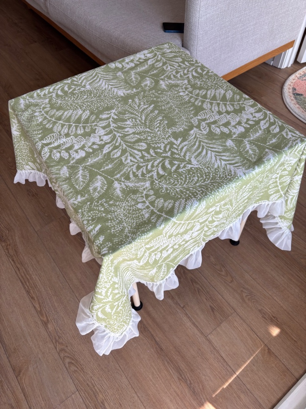 Green Botanical Print Ruffled Tablecloth - Picture 10 of 14
